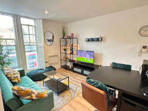 Cosy High Street Apartment 30 seconds from station